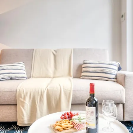 Light-filled Haven In Апартаменти