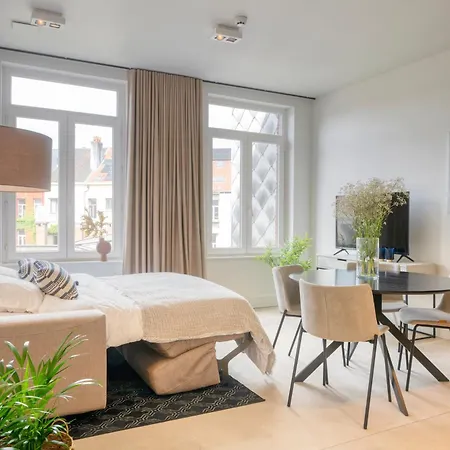 Gorgeous Light-Filled Apartment In City Center *