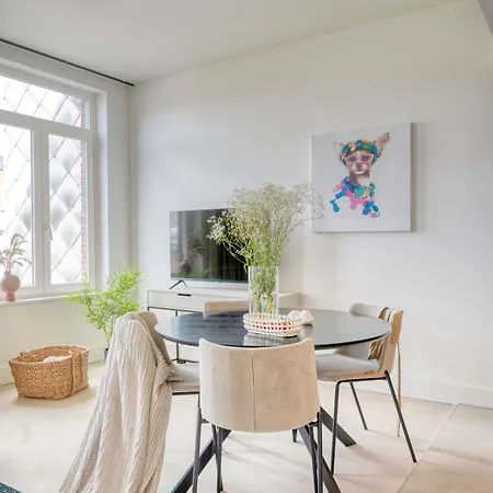 Gorgeous Light-Filled Apartment In City Center